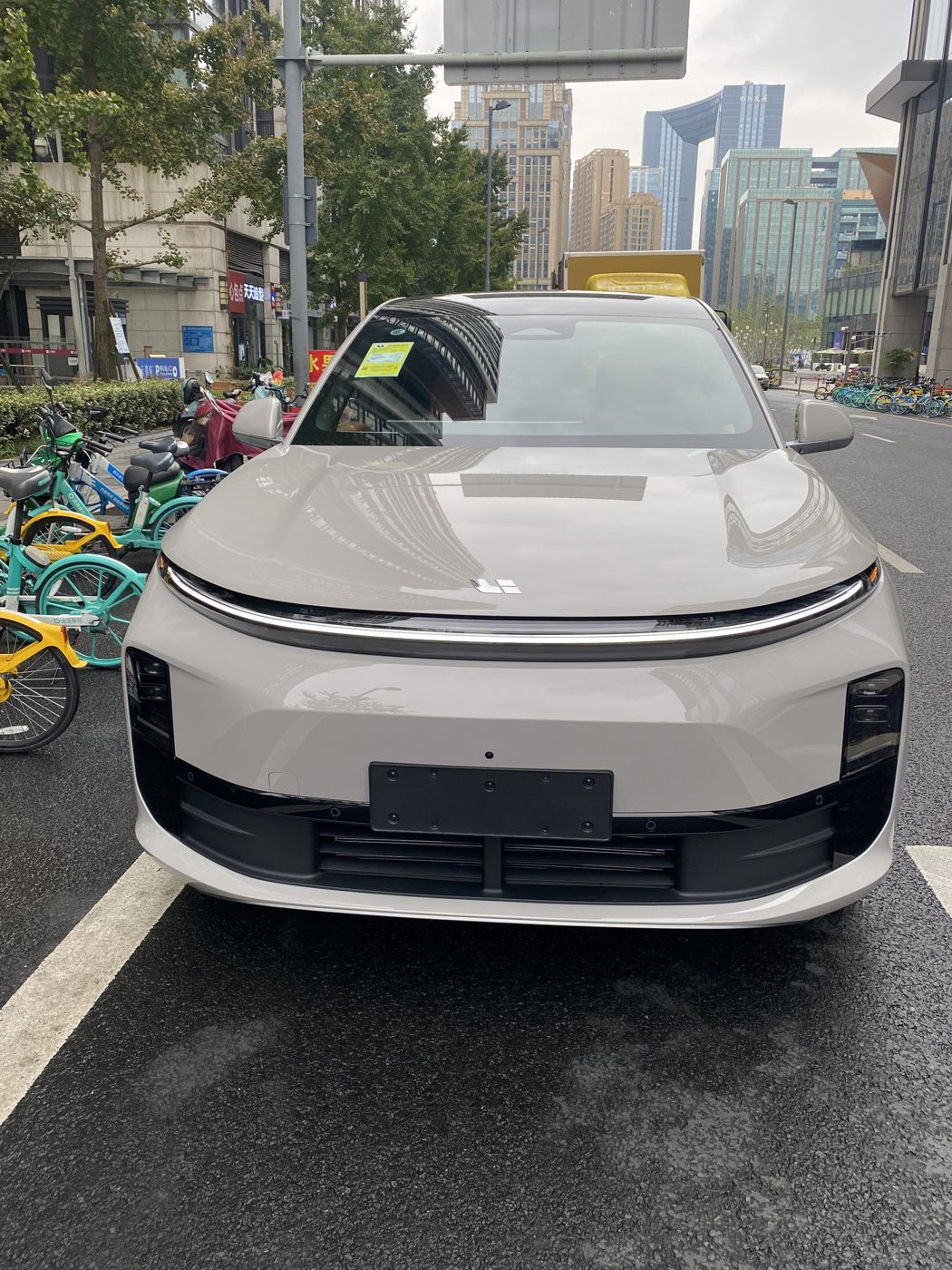 J9集团 MEGA 高压纯电 MPV